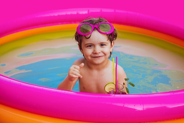 Foto kleines mädchen, das spaß im schwimmbad hat kinder spielen im tropischen resort kinder spielen und aktiv ...