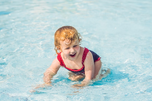 Kleines Mädchen, das Spaß im Wasserpark hat.