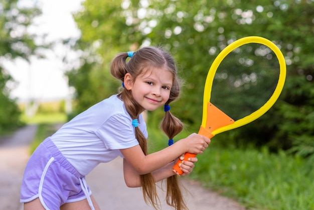 Kleines Mädchen, das Tennis spielt