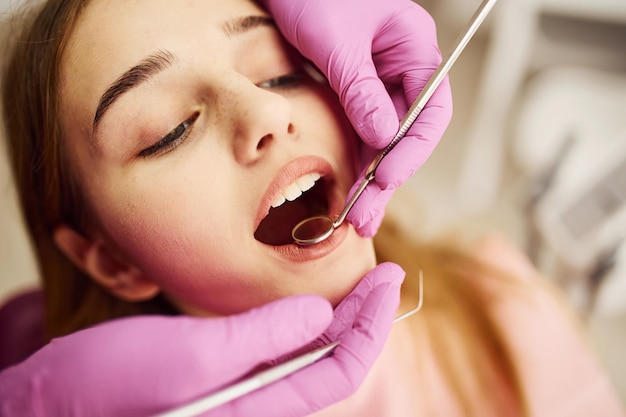 Kleines Mädchen, das Zahnarzt in der Klinik besucht Konzeption der Stomatologie