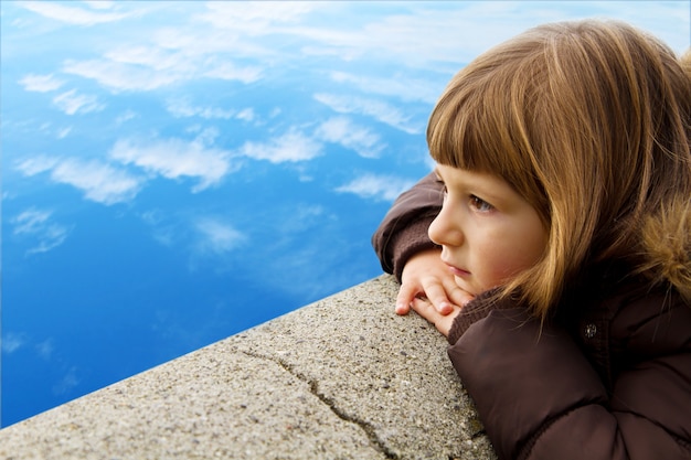 kleines Mädchen den Horizont beobachten