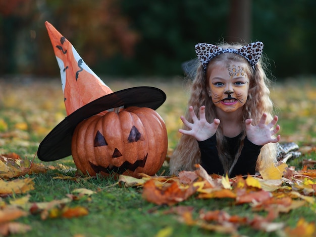 Kleines Mädchen feiert Halloween im Park
