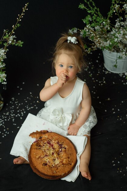 Kleines Mädchen feiert ihren ersten Geburtstag