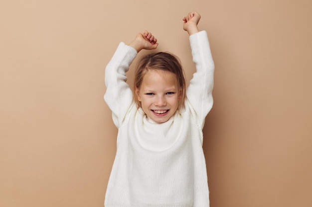 Kleines Mädchen Freude posiert Emotionen Mode isoliert Hintergrund