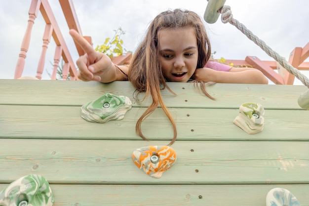 Kleines Mädchen geht an sonnigen Sommertagen im Freien Freudige Gefühle Freude an der Kindheit