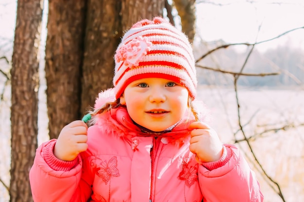 Kleines Mädchen geht im Wald spazieren