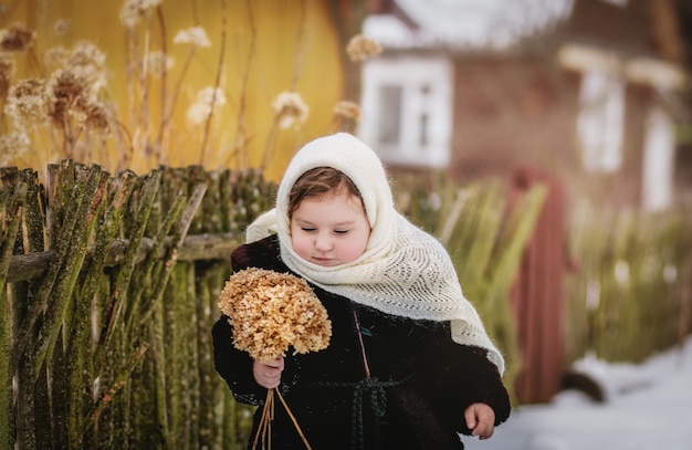 Kleines Mädchen geht in der Natur im Winter. Winterkleidung