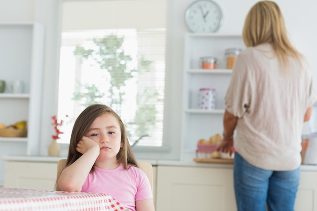 Kleines Mädchen gelangweilt in der Küche