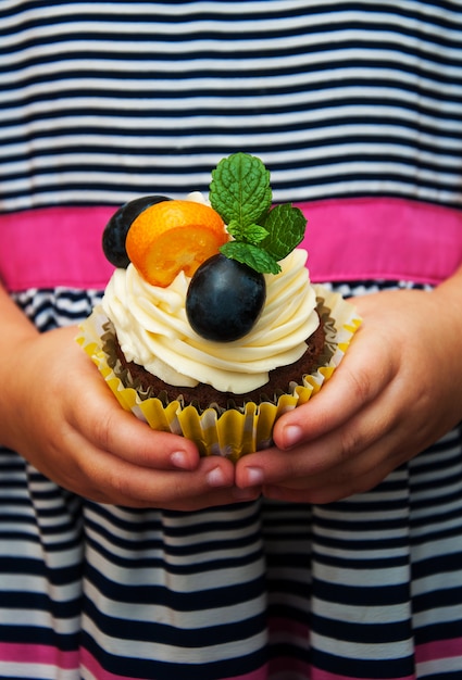 Kleines Mädchen hält Cupcake