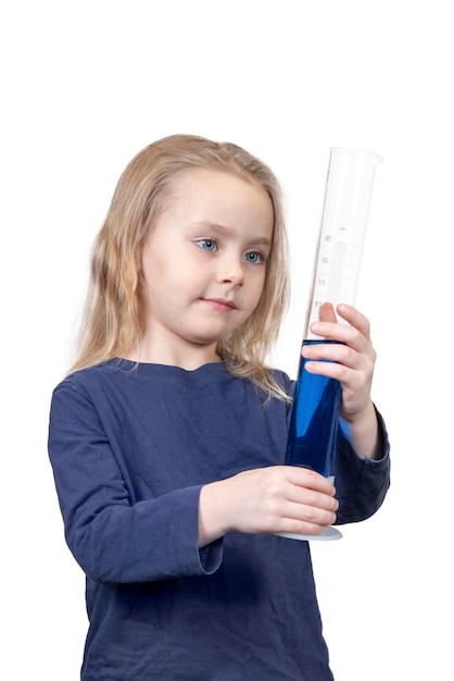 kleines Mädchen hält Reagenzglas in der Hand und sieht sie sorgfältig an, isoliert auf weißem Hintergrund