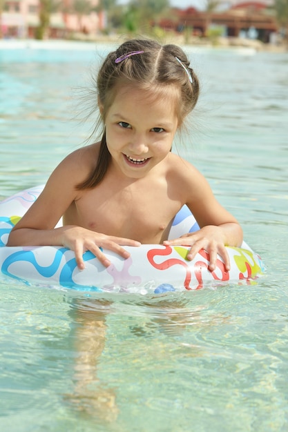 Kleines Mädchen hat Spaß im Poolwasser