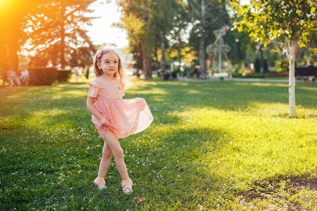 kleines Mädchen hat Spaß im Sommerpark