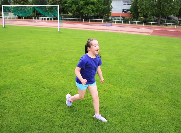 Kleines Mädchen hat Spaß im Stadion