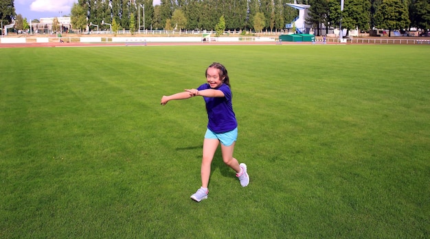 Kleines Mädchen hat Spaß im Stadion