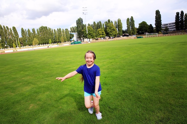 Kleines Mädchen hat Spaß im Stadion