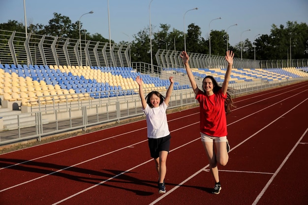 Kleines Mädchen hat Spaß im Stadion