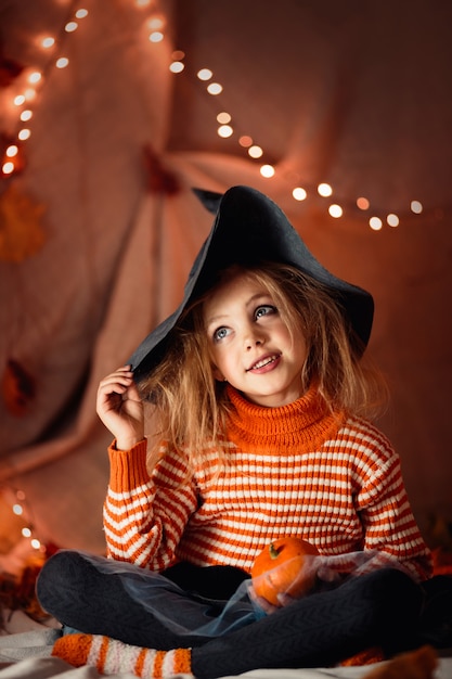 Foto kleines mädchen hexenporträt für halloween