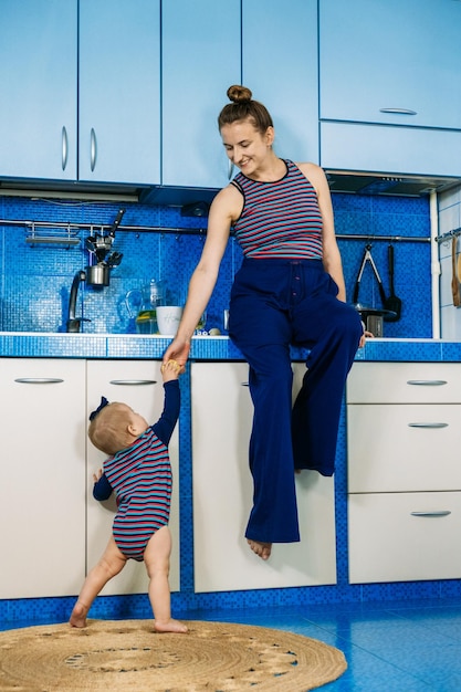 Kleines Mädchen hilft Mutter in der Küche bei der Hausarbeit für die Eltern