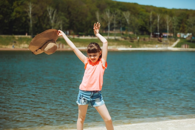 Kleines Mädchen im Alter von 7 Jahren hat Spaß am Strand der Stadt