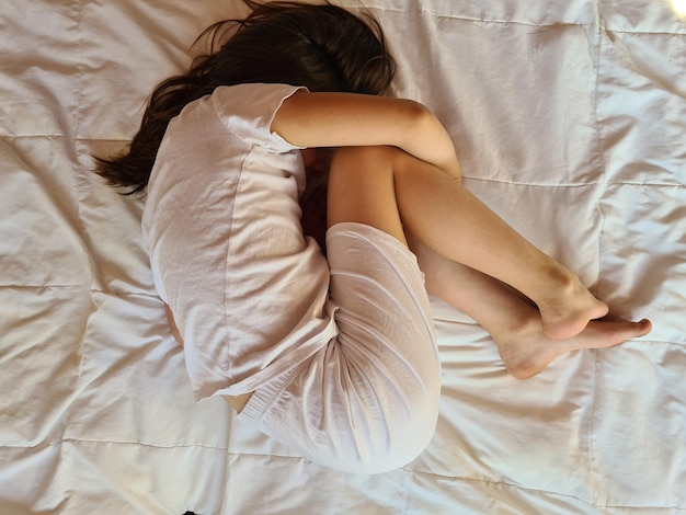 Kleines Mädchen im Bett hat Bauchschmerzen und Durchfall
