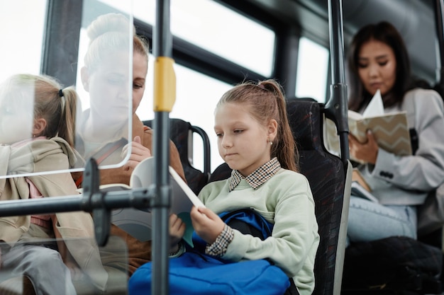 Kleines Mädchen im Bus