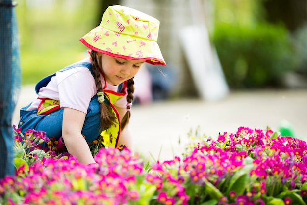 Kleines Mädchen im Garten