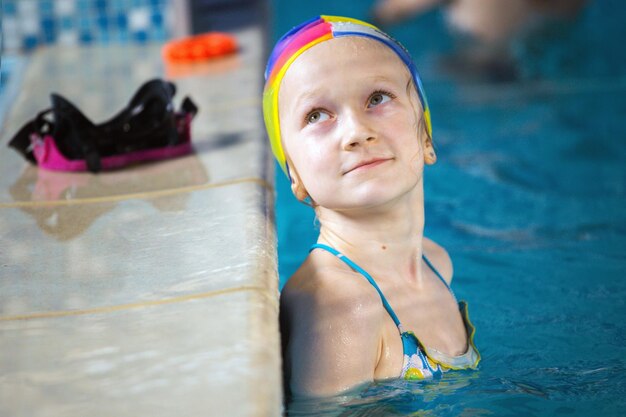 Foto kleines mädchen im pool