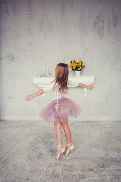Kleines Mädchen im schönen Kleid tanzt