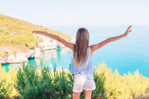 Kleines Mädchen im Urlaub reist Hintergrund schöne Landschaft