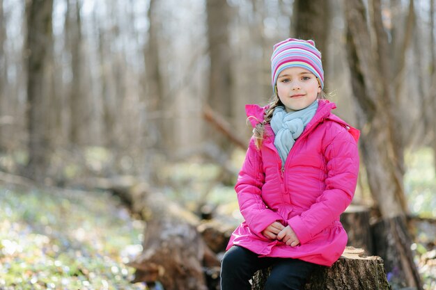 Kleines Mädchen im Wald