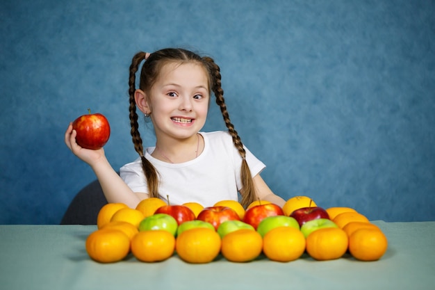 Kleines Mädchen im weißen T-Shirt liebt Obst