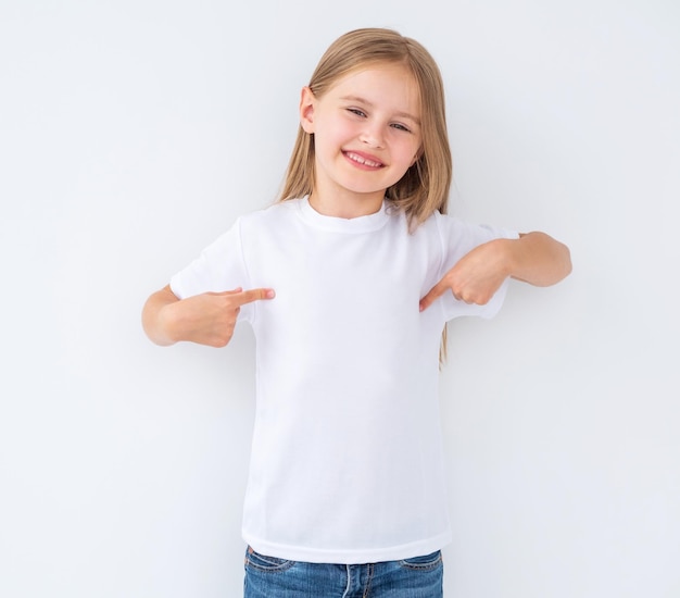 Kleines Mädchen im weißen T-Shirt mit Textraum