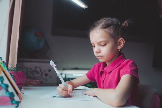 Kleines Mädchen in der Ferne zu Hause Schule