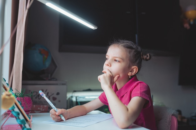 Kleines Mädchen in der Ferne zu Hause Schule