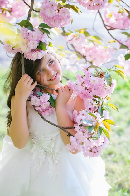 Foto kleines mädchen in der frühlingsblüte