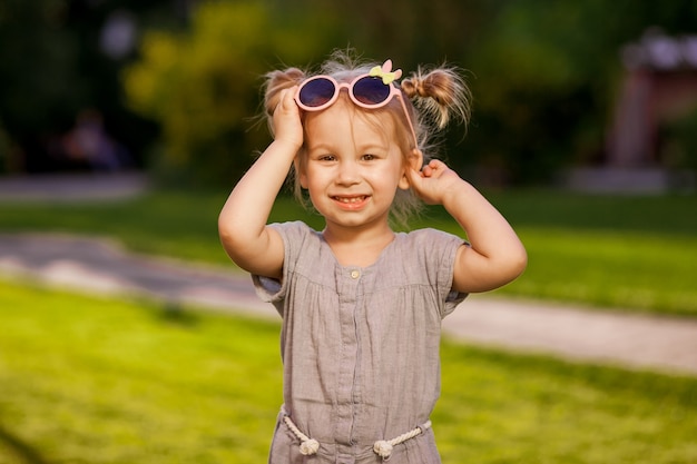 Kleines Mädchen in der Sonnenbrille