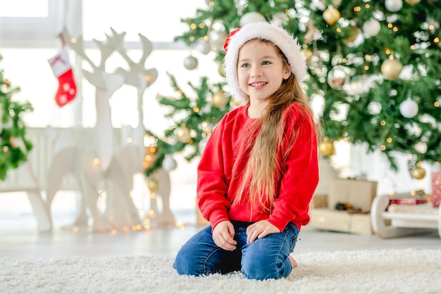 Kleines Mädchen in der Weihnachtszeit