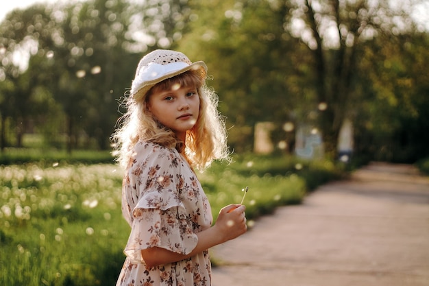 kleines Mädchen in einem Park