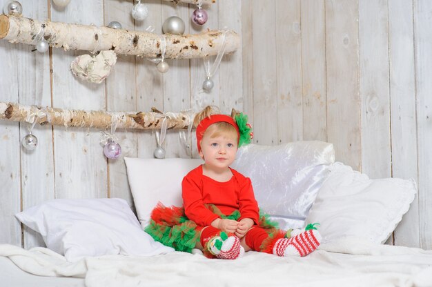 Kleines Mädchen in einem Weihnachtsfestkostüm.