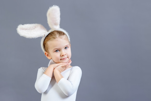 Kleines Mädchen in einem weißen Kaninchenkostüm