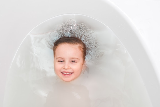 Kleines Mädchen in einer Badewanne, Tauchen, Draufsicht