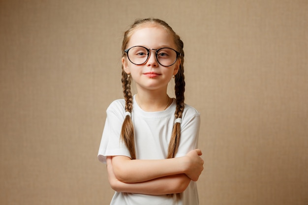 Kleines Mädchen in Glases, das Spaßporträt hat