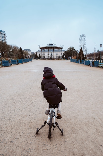 Kleines Mädchen lernt zum ersten Mal Fahrrad fahren