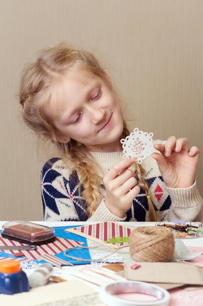 Kleines mädchen macht eine neujahrskarte