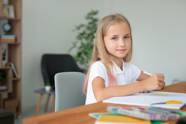 Kleines Mädchen macht Online-Kurse