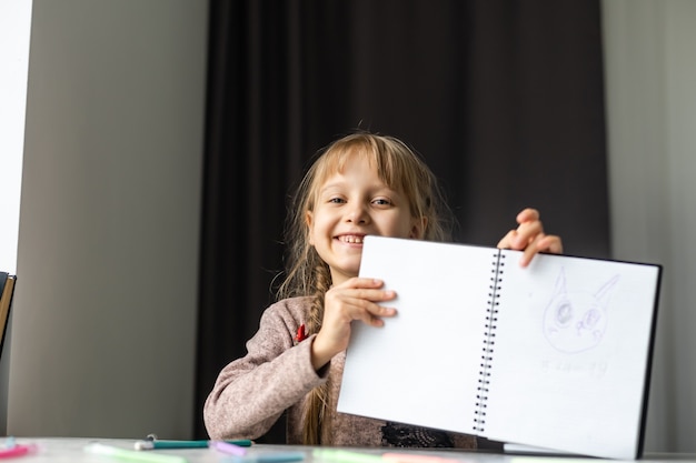 Kleines Mädchen macht seine Hausaufgaben für die Grundschule.