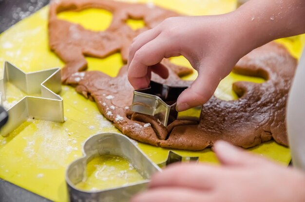 Kleines Mädchen macht selbst Weihnachts-Ingwer-Kekse