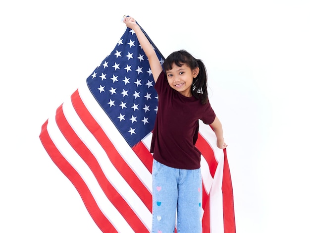Kleines Mädchen mit amerikanischer Flagge auf weißem Hintergrund
