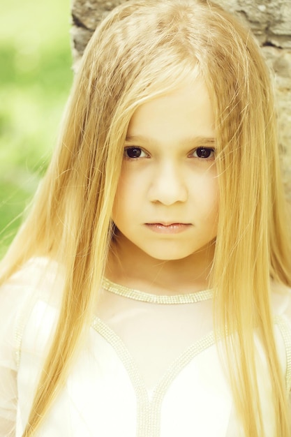 Kleines Mädchen mit blonden Haaren im Freien