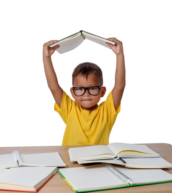 Kleines Mädchen mit Brille dachte und viele buchen auf dem Tisch. zurück zum Schulkonzept